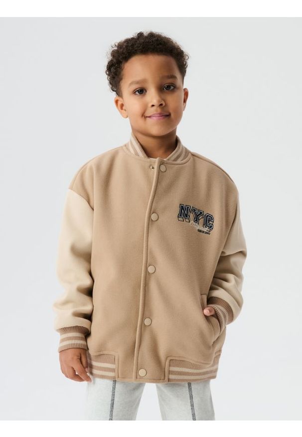 Sinsay - Kurtka bejsbolówka z haftowanym napisem - beżowy. Kolor: beżowy. Wzór: napisy, haft