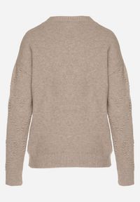 Born2be - Beżowy Sweter Ozdobiony Motywem Serc Unisae. Okazja: na co dzień. Kolor: beżowy. Materiał: jeans. Wzór: aplikacja. Styl: casual