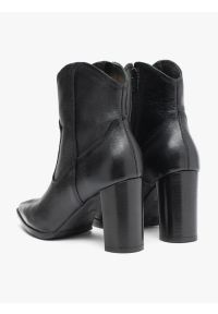 Ryłko - Czarne botki kowbojki na wysokim obcasie. Okazja: na co dzień. Zapięcie: zamek. Kolor: czarny. Materiał: skóra. Obcas: na obcasie. Styl: street, casual, elegancki. Wysokość obcasa: wysoki #2