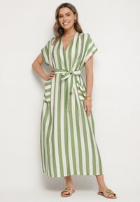 Born2be - Zielona Sukienka z Wiskozą i Paskiem w Paski Nerire. Okazja: na co dzień. Kolor: zielony. Materiał: wiskoza. Wzór: paski. Styl: klasyczny, elegancki, casual