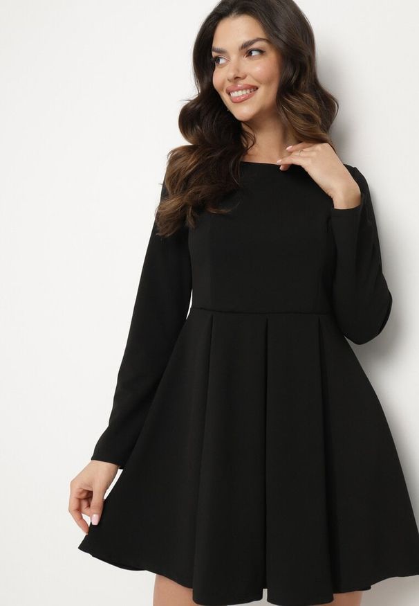Born2be - Czarna Elegancka Sukienka o Rozkloszowanym Kroju Temitonia. Kolor: czarny. Długość rękawa: długi rękaw. Styl: elegancki