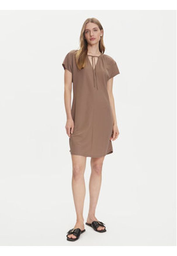 only - ONLY Sukienka codzienna Jany 15351683 Brązowy Relaxed Fit. Okazja: na co dzień. Kolor: brązowy. Materiał: syntetyk. Typ sukienki: proste. Styl: casual