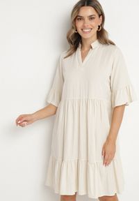 Born2be - Beżowa Sukienka Rozkloszowana z Wiskozą Ozdobiona Falbanami Eviriane. Okazja: na co dzień. Typ kołnierza: dekolt w serek. Kolor: beżowy. Materiał: wiskoza. Wzór: aplikacja. Typ sukienki: proste. Styl: casual #1