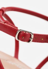 Renee - Czerwone Sandały na Klepsydrowej Szpilce z Geometrycznymi Paskami Molthise. Zapięcie: pasek. Kolor: czerwony. Wzór: geometria. Obcas: na szpilce. Styl: wizytowy, glamour #3