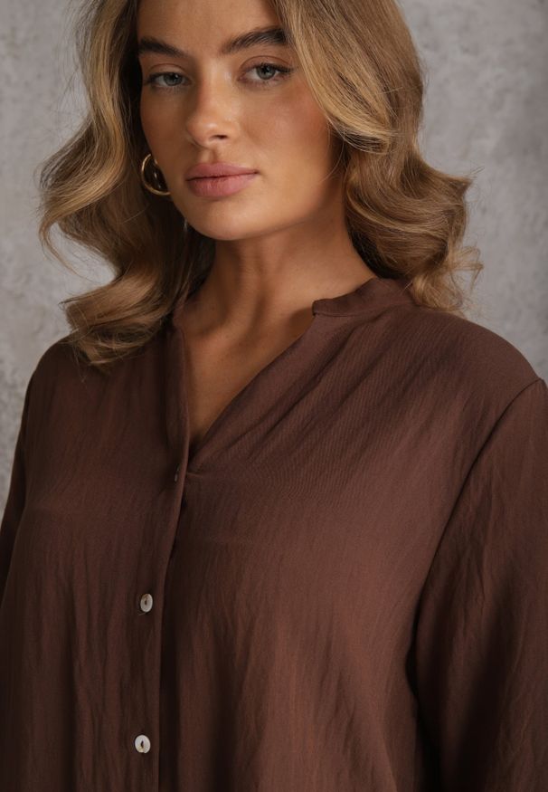 Renee - Brązowa Pudełkowa Sukienka Bawełniana Oversize z Dekoltem w Serek Elavellis. Okazja: na co dzień. Typ kołnierza: dekolt w serek. Kolor: brązowy. Materiał: bawełna. Typ sukienki: oversize. Styl: elegancki, casual