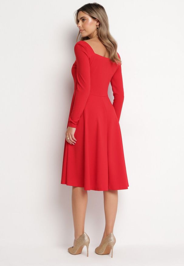 Born2be - Czerwona Rozkloszowana Sukienka Midi z Ozdobnymi Guzikami Aramita. Kolor: czerwony. Długość rękawa: długi rękaw. Wzór: aplikacja. Długość: midi