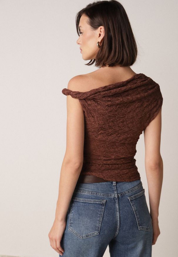 Born2be - Brązowa Koronkowa Bluzka o Asymetrycznym Kroju na Jedno Ramię Nerasos. Kolor: brązowy. Materiał: koronka