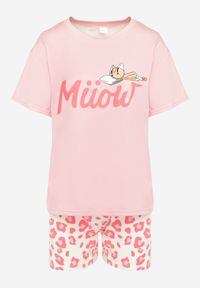 Renee - Jasnoróżowy Komplet Piżamowy T-shirt z Nadrukiem i Proste Spodnie w Cętki i Szorty Nirelsa. Kolor: różowy. Wzór: nadruk