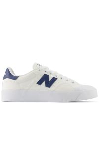 Buty New Balance BB100CNV - białe. Kolor: biały. Materiał: dresówka, materiał, syntetyk, guma. Szerokość cholewki: normalna. Wzór: nadruk. Obcas: na platformie