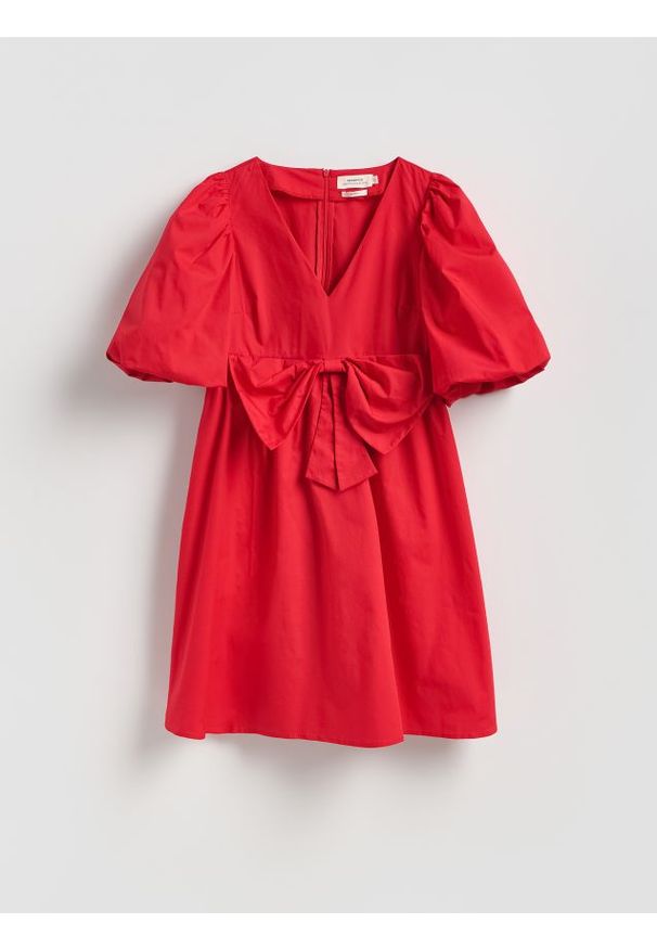 Reserved - Bawełniana sukienka z kokardą - czerwony. Typ kołnierza: kokarda. Kolor: czerwony. Materiał: bawełna