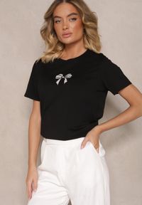 Renee - Czarna Bluzka z Bawełny z Motywem Kokardki Norimar. Okazja: na co dzień. Typ kołnierza: kokarda. Kolor: czarny. Materiał: bawełna. Długość rękawa: krótki rękaw. Długość: krótkie. Styl: klasyczny, elegancki, casual #5