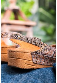 Maciejka - Brązowe sandały maciejka skórzane na koturnie wzorek 01974-47/00-5. Kolor: brązowy, wielokolorowy. Materiał: skóra. Obcas: na koturnie #1