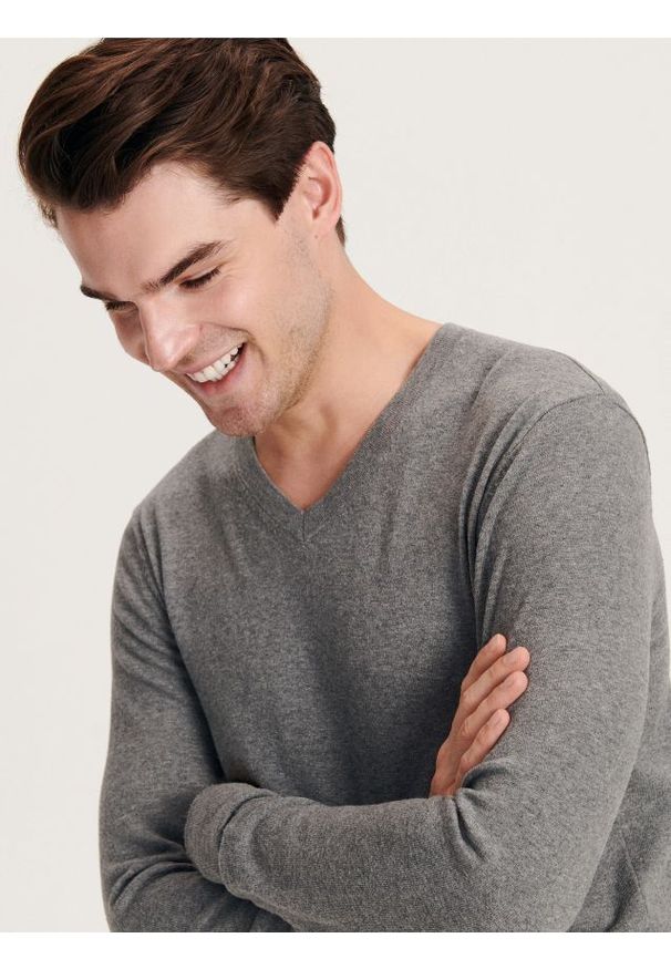 Reserved - Sweter z dekoltem V - ciemnoszary. Kolor: szary. Materiał: dzianina, bawełna