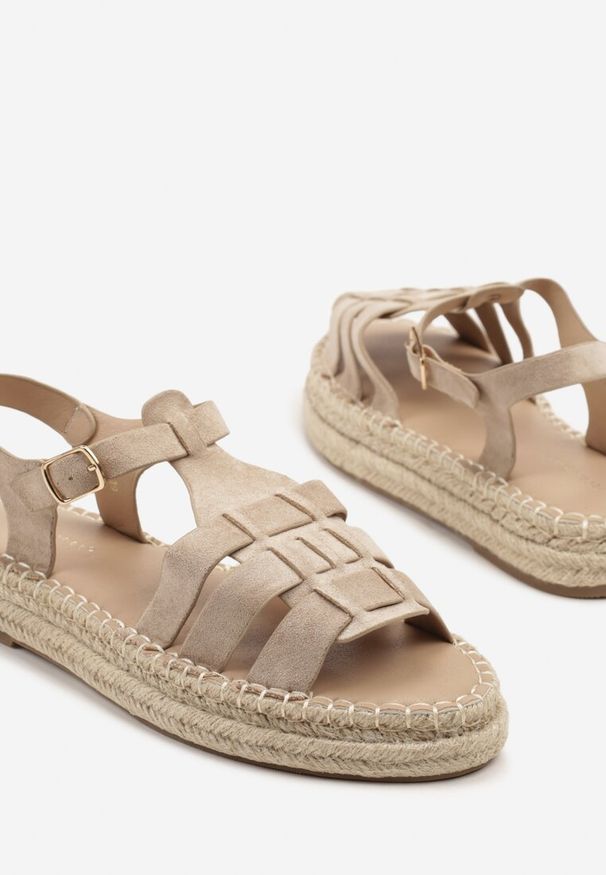 Renee - Ciemnobeżowe Sandały na Platformie z Ozdobną Plecionką Orralea. Okazja: na spacer, na co dzień. Zapięcie: sprzączka. Kolor: beżowy. Wzór: kwiaty. Sezon: lato. Obcas: na platformie. Styl: casual, elegancki