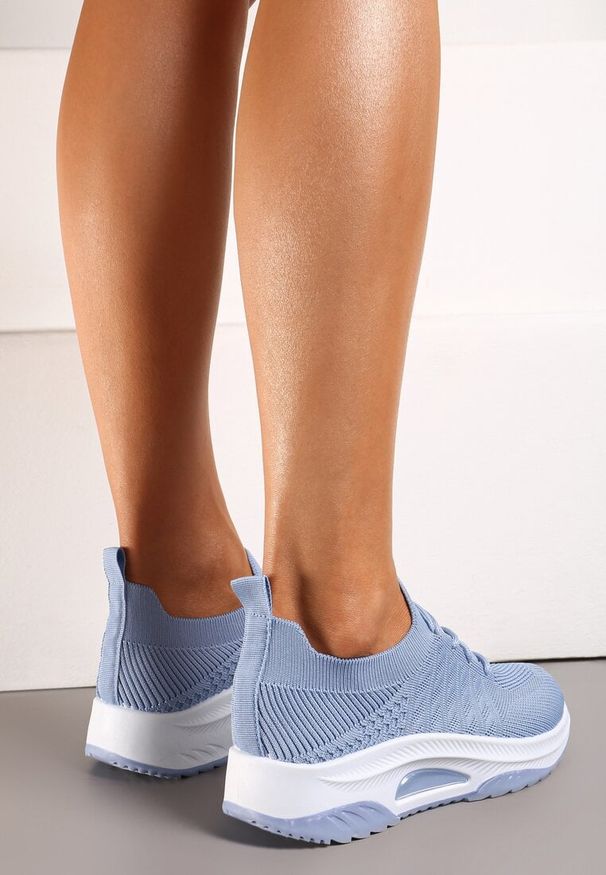 Born2be - Niebieskie Wsuwane Buty Sportowe z Elastyczną Cholewką i Ozdobną Wstawką na Podeszwie Moonsara. Okazja: na co dzień. Nosek buta: okrągły. Zapięcie: bez zapięcia. Kolor: niebieski. Materiał: jeans. Szerokość cholewki: normalna. Sport: fitness