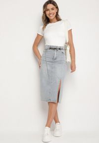 Born2be - Jasnoniebieska Bawełniana Spódnica Jeansowa Ozdobiona Łańcuchem Lilisela. Okazja: na co dzień. Kolor: niebieski. Materiał: bawełna, jeans. Wzór: aplikacja. Styl: klasyczny, elegancki, casual #6