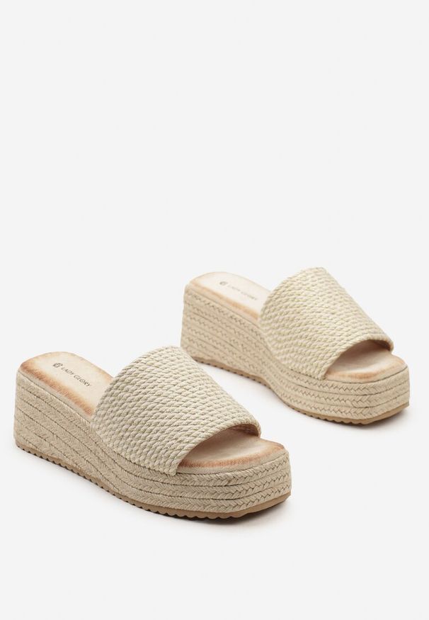 Renee - Złote Casualowe Klapki na Koturnie i Platformie w Stylu Boho Moonula. Okazja: na co dzień. Nosek buta: otwarty. Kolor: złoty. Materiał: materiał. Sezon: lato. Obcas: na koturnie. Styl: boho, casual. Wysokość obcasa: średni
