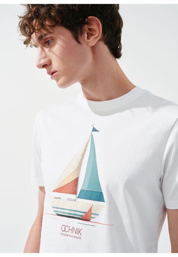 Ochnik - Kremowy T-shirt męski z nadrukiem. Kolor: biały. Materiał: bawełna. Wzór: nadruk