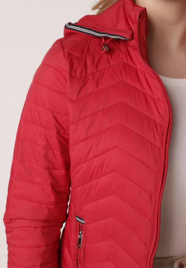 Born2be - Czerwona Pikowana Kurtka Przejściowa z Ozdobną Lamówką przy Kapturze Tidorna. Okazja: na co dzień, na spacer. Kolor: czerwony. Materiał: jeans, poliester. Styl: casual, elegancki