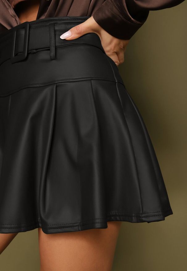 Renee - Czarna Ocieplana Rozkloszowana Spódnica High Waist o Plisowanym Kroju z Ekoskóry z Paskiem Asitha. Stan: podwyższony. Kolor: czarny. Materiał: dzianina. Styl: elegancki, retro, klasyczny