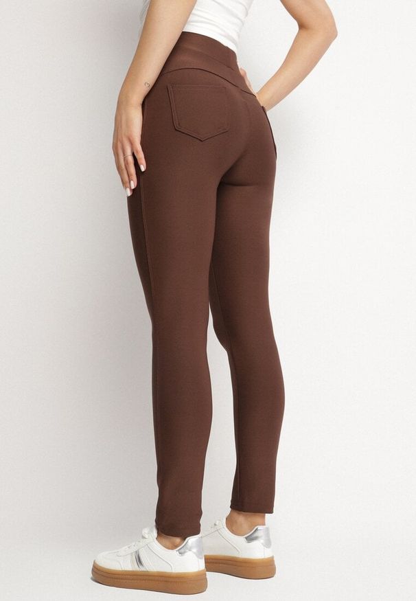 Born2be - Brązowe Spodnie o Dopasowanym Kroju z Gumką w Talii i Wysokim Stanem Selbia. Okazja: na co dzień. Stan: podwyższony. Kolor: brązowy. Styl: casual, elegancki