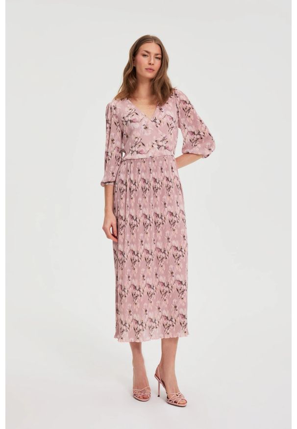 MOODO - Plisowana sukienka różowa. Kolor: różowy. Materiał: poliester