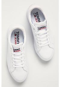 Tommy Jeans - Buty. Nosek buta: okrągły. Zapięcie: sznurówki. Kolor: biały. Materiał: syntetyk, materiał, skóra ekologiczna, guma. Szerokość cholewki: normalna. Obcas: na obcasie. Wysokość obcasa: średni #2