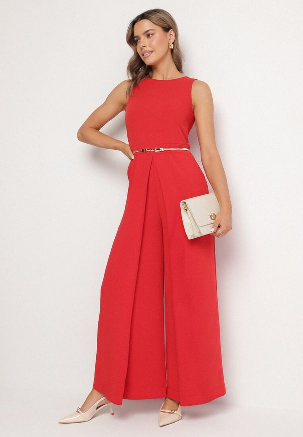 Born2be - Czerwony Kombinezon Bez Rękawów z Szerokimi Nogawkami i Kieszeniami Veleldia. Kolor: czerwony. Długość rękawa: bez rękawów. Styl: klasyczny, elegancki