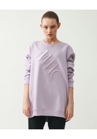 MMC STUDIO - Liliowa bluza z logo Label. Kolor: różowy, wielokolorowy, fioletowy. Materiał: bawełna, jeans. Długość rękawa: długi rękaw. Długość: długie. Wzór: haft, aplikacja
