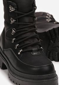 Born2be - Czarne Traperki na Płaskiej Podeszwie z Protektorem Ozdobione Przeszyciami Airana. Wysokość cholewki: za kostkę. Kolor: czarny. Szerokość cholewki: normalna. Wzór: aplikacja. Obcas: na płaskiej podeszwie #2