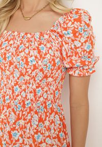 Born2be - Pomarańczowa Wiskozowa Sukienka Hiszpanka o Rozkloszowanym Kroju z Marszczonym Dekoltem Otlea. Okazja: na co dzień. Typ kołnierza: dekolt hiszpanka. Kolor: pomarańczowy. Materiał: wiskoza. Długość rękawa: krótki rękaw. Sezon: lato. Styl: boho, casual #3