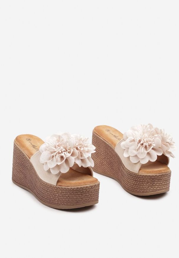 Born2be - Beżowe Wsuwane Klapki na Koturnie Nestalou. Kolor: beżowy. Materiał: jeans. Sezon: lato. Obcas: na koturnie. Styl: elegancki. Wysokość obcasa: średni