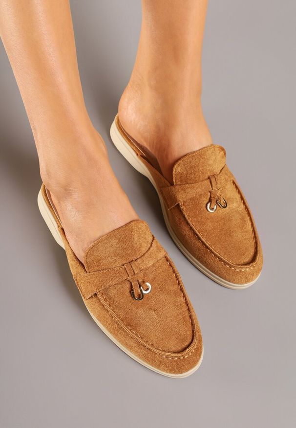 Renee - Jasnobrązowe Klapki w Stylu Muli z Ozdobą i Przeszyciami Silfia. Kolor: brązowy. Materiał: jeans. Wzór: aplikacja. Obcas: na obcasie. Styl: elegancki. Wysokość obcasa: niski