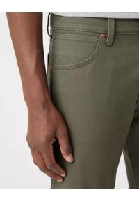 Wrangler - SPODNIE MĘSKIE WRANGLER LARSTON MOSS GREEN W18S36221 112141209 #4