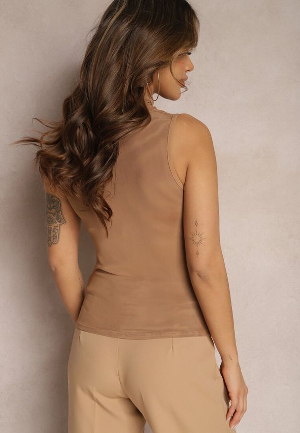 Renee - Brązowa Siateczkowa Bluzka Top z Ozdobnymi Różyczkami i Golfem Kernelia. Typ kołnierza: golf. Kolor: brązowy. Materiał: tkanina. Wzór: gładki, jednolity