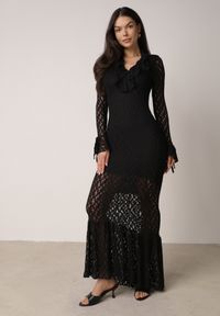 Born2be - Czarna Koktajlowa Sukienka Koronkowa z Dekoltem V i Falbanami Frevina. Okazja: na komunię, na wesele, na ślub cywilny. Typ kołnierza: dekolt w kształcie V. Kolor: czarny. Materiał: koronka. Wzór: koronka. Styl: wizytowy #1