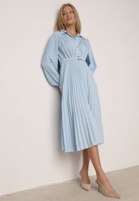 Born2be - Niebieska Sukienka Plisowana o Koszulowym Kroju z Paskiem z Klamrą Efronta. Okazja: na co dzień. Typ kołnierza: kołnierzyk klasyczny. Kolor: niebieski. Materiał: jeans. Długość rękawa: długi rękaw. Wzór: aplikacja. Typ sukienki: koszulowe. Styl: casual, elegancki, klasyczny #1