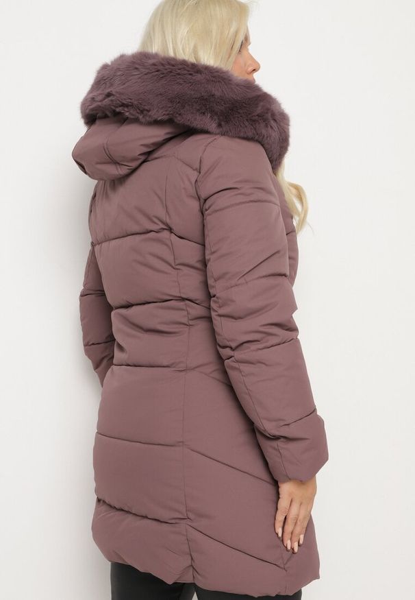 Born2be - Ciemnofioletowa Kurtka Pikowana z Ozdobnymi Przeszyciami Ozdobiona Futerkiem Sarittia. Okazja: na co dzień, na spacer. Kolor: fioletowy. Materiał: futro. Wzór: aplikacja. Sezon: zima. Styl: klasyczny, casual, elegancki