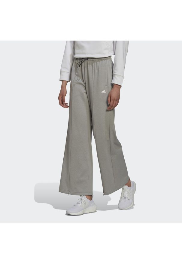 Adidas - Damski kombinezon joggingowy z wysoką talią i szerokimi nogawkami adidas Aerorea. Kolor: szary, biały, wielokolorowy. Materiał: dresówka. Długość: długie. Sport: fitness
