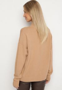 Born2be - Ciemnobeżowy Golf z Metalicznymi Guzikami Aderlia. Okazja: do pracy, na co dzień, na spotkanie biznesowe. Typ kołnierza: golf. Kolor: beżowy. Materiał: jeans. Styl: klasyczny, casual, elegancki, biznesowy #3