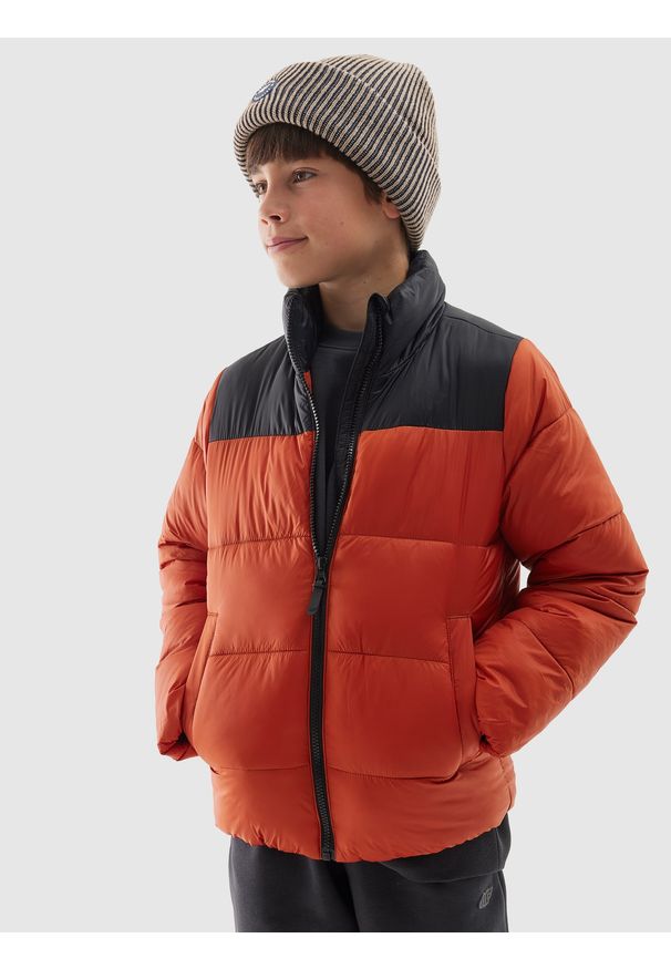 4f - 4F Kurtka puchowa z wypełnieniem syntetycznym chłopięca - czerwona 152 (11-12 lat). Okazja: na co dzień. Typ kołnierza: kołnierzyk stójkowy. Kolor: czerwony. Materiał: puch, syntetyk. Długość: długie. Wzór: gładki. Sezon: lato. Styl: casual, klasyczny, sportowy