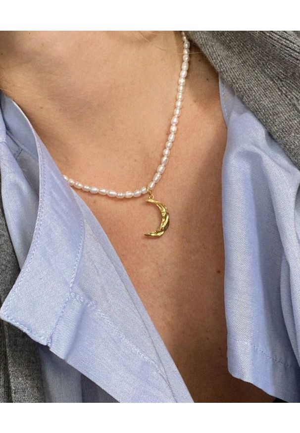 HERMINA ATHENS - Naszyjnik z perłami Melies Moon. Materiał: pozłacane. Kolor: biały. Kamień szlachetny: perła