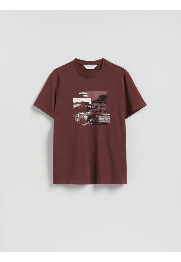 Reserved - T-shirt regular z nadrukiem - bordowy. Kolor: czerwony. Materiał: dzianina, bawełna. Wzór: nadruk