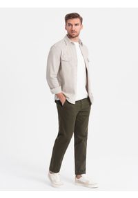 Ombre Clothing - Spodnie męskie chino SLIM FIT z delikatną teksturą - ciemnooliwkowe V4 OM-PACP-0190 - XXL. Kolor: oliwkowy. Materiał: materiał, bawełna