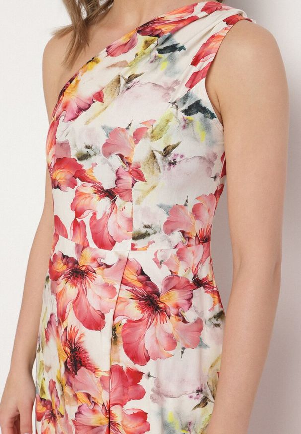 Born2be - Czerwona Wiskozowa Kwiatowa Sukienka o Asymetrycznym Kroju Lironia. Okazja: na co dzień. Kolor: czerwony. Materiał: wiskoza. Wzór: kwiaty. Sezon: wiosna, lato. Typ sukienki: asymetryczne. Styl: casual, elegancki