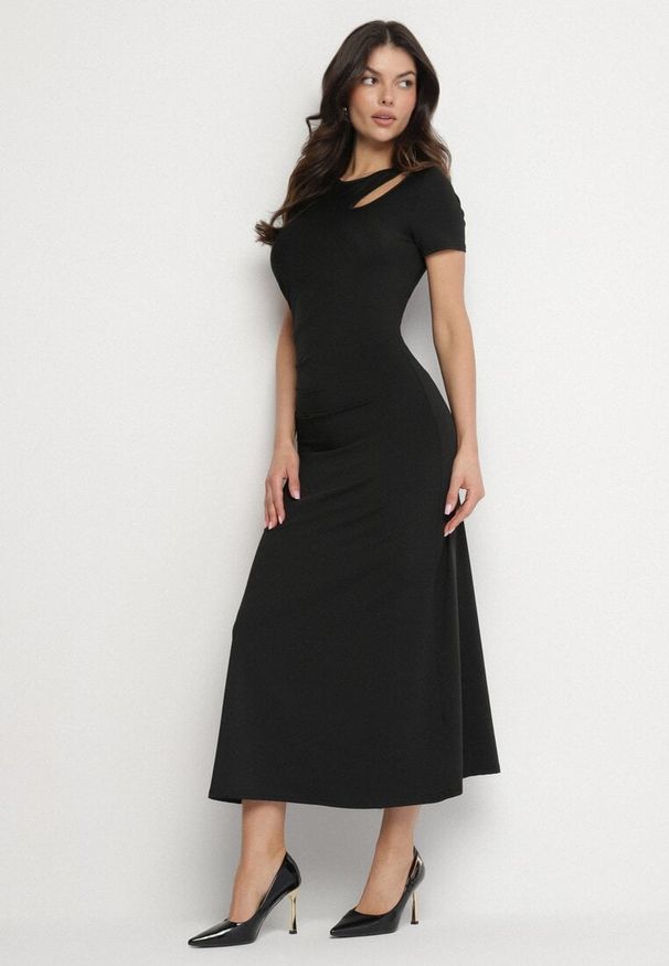 Born2be - Czarna Sukienka o Dopasowanym Fasonie z Lekkimi Marszczeniami Aporea. Okazja: na co dzień. Kolor: czarny. Długość rękawa: krótki rękaw. Sezon: wiosna, lato. Typ sukienki: dopasowane, sportowe. Styl: casual, elegancki, sportowy