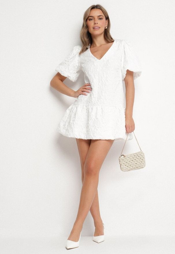 Born2be - Biała Sukienka z Falbanką w Bombkę i Rękawami z Gumką Ninistea. Typ kołnierza: kołnierz z falbankami. Kolor: biały. Długość rękawa: krótki rękaw. Sezon: lato. Typ sukienki: bombki. Styl: elegancki, klasyczny