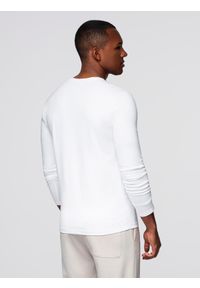 Ombre Clothing - Męski longsleeve V-neck SLIM FIT z elastanem i printem – biały V2. Okazja: na co dzień. Typ kołnierza: dekolt w serek. Kolor: biały. Materiał: elastan. Długość rękawa: długi rękaw. Wzór: nadruk. Styl: klasyczny, casual #6