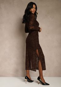 Renee - Brązowa Sukienka z Domieszką Wiskozy Ozdobiona Welurowym Nadrukiem Vetionne. Okazja: na co dzień, na imprezę. Kolor: brązowy. Materiał: welur, wiskoza. Długość rękawa: na ramiączkach. Wzór: aplikacja, nadruk. Styl: casual, elegancki. Długość: midi #3