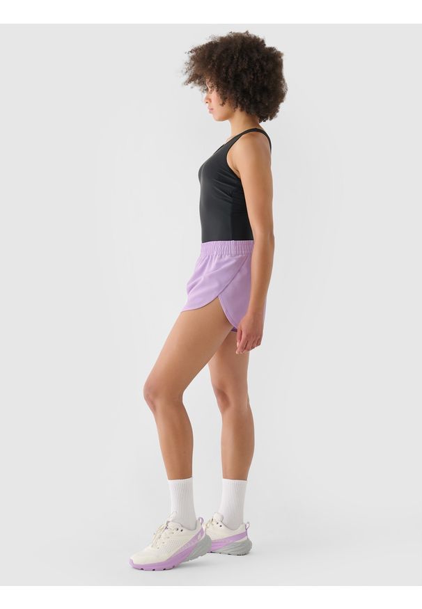 4f - 4F Spodenki plażowe damskie - fioletowe M. Okazja: na plażę. Kolor: fioletowy. Materiał: guma, elastan, syntetyk, materiał. Długość: krótkie. Sezon: lato. Styl: casual, wakacyjny